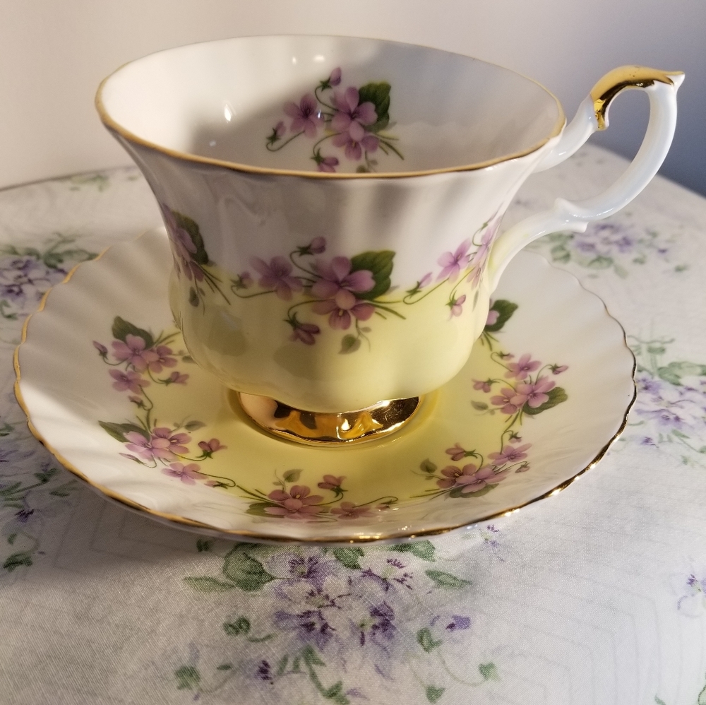 Royal Albert Fine Bone China Teacup & Saucer